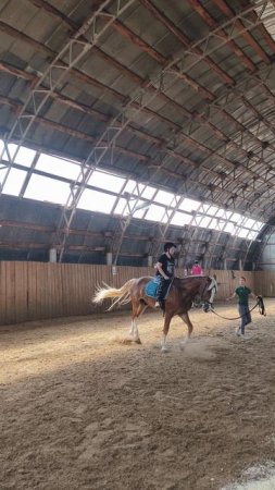 Аня на Каспере пробует ехать рысью на корде в манеже.