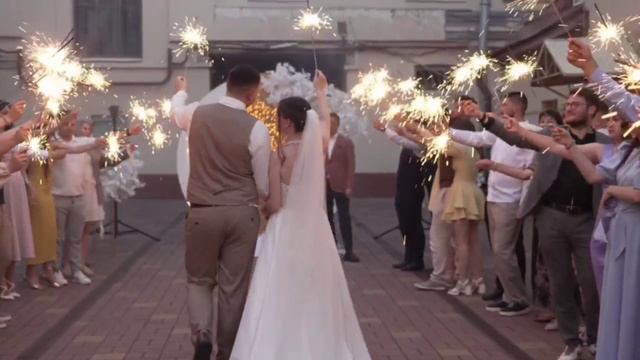 Фонтаны, веер из фонтанов, вертушки на свадьбе 2025. Пиротехническое шоу СПб. смотреть онлайн