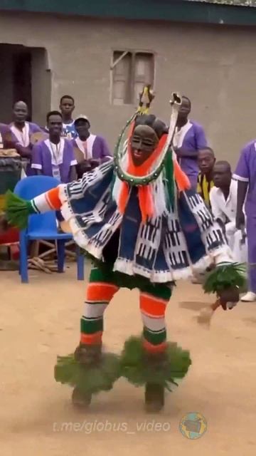 Кот-д Ивуар. Безумный танец Заули. Танцоры выступают в головных уборах, которые изображают животны смотреть онлайн