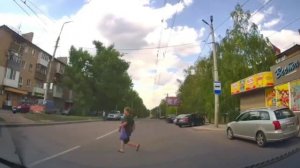 Ребёнок перебегает дорогу в неположенном месте в Макеевке