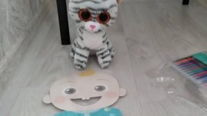 Кормим малыша вместе с кошкой Маней