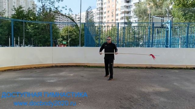 Упражнения с копьём на спортплощадке (3)