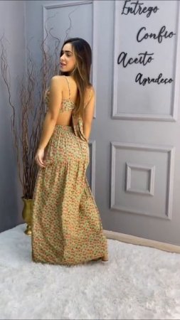 Большая грудь красотки в красивом платье