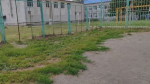 гуляем возле школы в деревне