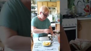 Мама молодец, старается мне помогать. Сегодня посуду мыла, куриные ножки пожарила