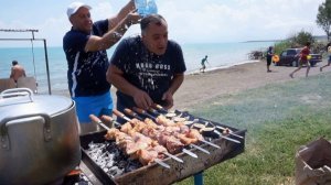 Отмечаем праздник Вардавар с друзьями на берегу озера Севан