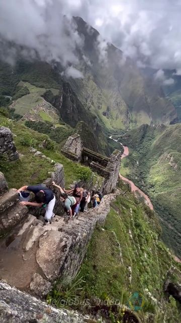 Перу. "Лестница смерти". Горный хребт Уайна-Пикчу. смотреть онлайн