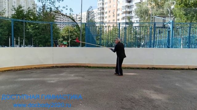 Упражнения с копьём на спортплощадке (4)