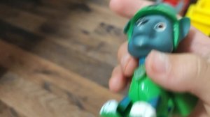 Маруся читает книжку Щенячий патруль