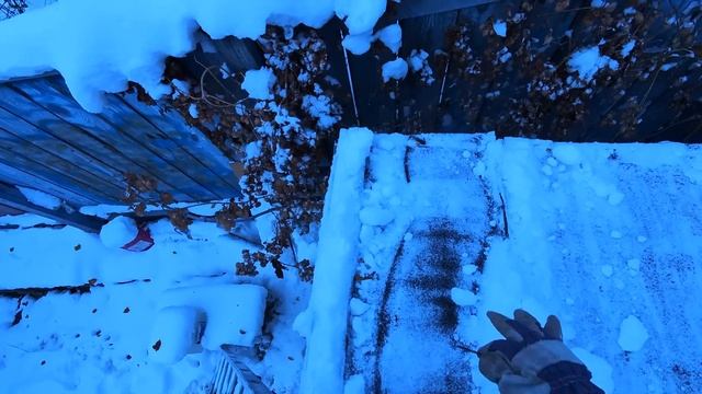 ЧУТЬ НЕ УПАЛ С КРЫШИ смотреть онлайн