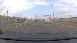 В Питере на Суздальском проспекте грузовичок наткнулся на оставленный на обочине каршеринг