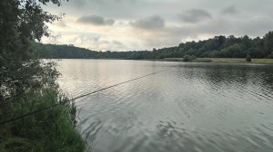 НАШЁЛ СТАРИННУЮ УДОЧКУ НА БЕРЕГУ. РЫБАЛКА НА ПРУДУ НА ПОПЛАВОЧКУ.