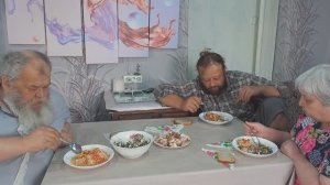 Как вкусно кушаем и готовим всей семьёй мясное блюдо и салат