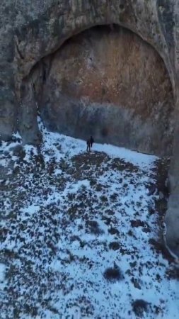В горах Джунгарского Алатау (Казахстан) нашли загадочный объект — гигантский дверной проем