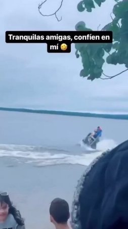 Баба за рулём в воде