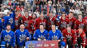 Зрелище ради помощи детям: в Москве прошел хоккейный матч звезд КХЛ и НХЛ