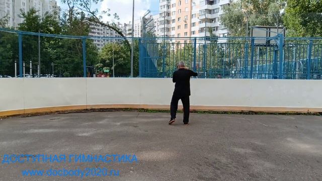 Упражнения с копьём на спортплощадке (9)