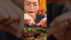 Гигантский водяной клоп во фритюре и вкусные кулинарные особые насекомые [(Deep Fry Giant Water Bugв