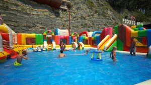 Надувной аквапарк на пляже Русское Море