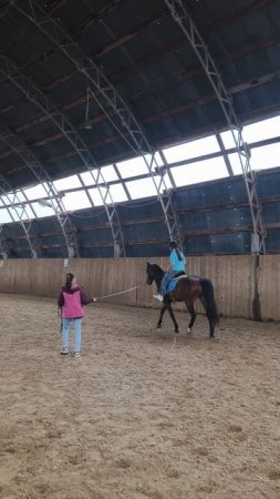 Екатерина на Аквилоне продолжает учится ехать рысью на корде.