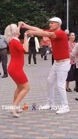 Стильный мужик, даже телефон в кармане красный!