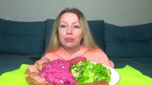 Мукбанг селедка под шубой, бутерброды с колбасой, салат овощной зеленый. Еда на камеру.