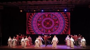 Идет миленький домой