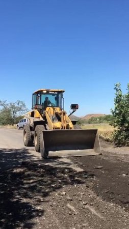 Бригада самарских рабочих приводит в порядок дороги в Снежном
