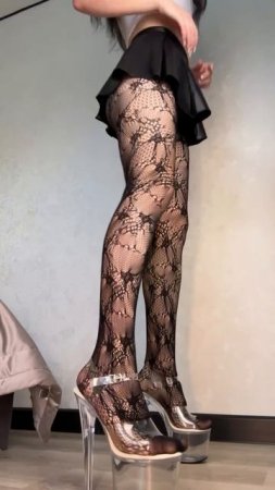 Офигенная, и шикарная девушка в черных колготках и чулках.