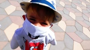 Малыш Крис изучает животных в зоопарке   Влад и Ники