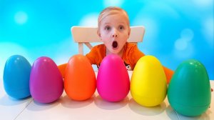 Девочка ищет разноцветные яйца с сюрпризами! Весёлое видео для детей.