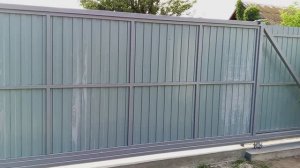 Сварили откатные ворота покрасили два раза и прикрутили профлисты .