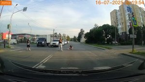 В Пскове велосипедист сбил девушку, которая переходила дорогу на свой зеленый