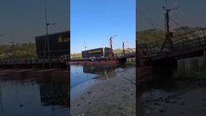 "Пробил бак. Течет солярка в Дон" Десятки литров солярки из фуры вылились в Дон под Воронежем.