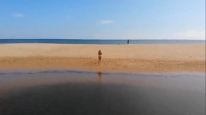 Красивые девушки в бикини на пляже