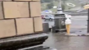 В Киеве затопило майдан и краны летают 😏 
 Непогода разошлась не на шутку.