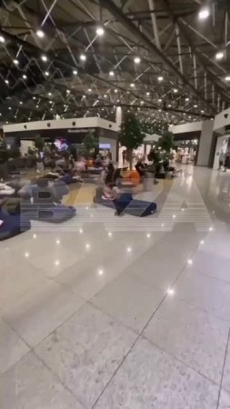 Обстановка в Шереметьево: пассажирам, чьи рейсы были задержаны, начали раздавать матрасы