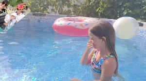 В Краснодаре жара. Делаем домашние дела, завезли тротуарную плитку, запустили бассейн, красим доски.