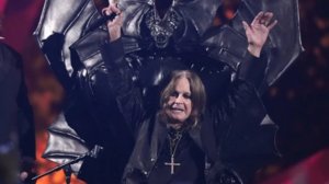 Умер легендарный рок-музыкант Оззи Осборн. Как прошел его последний концерт.