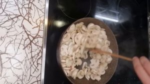 Мясо в горшочках с картошкой, грибами и сыром! Готовим в духовке! Рецепт.