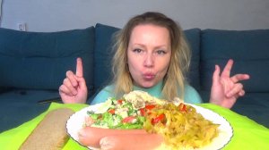 Мукбанг овощи тушеные, сосиски, вареная куриная нога, салат. Еда на камеру.