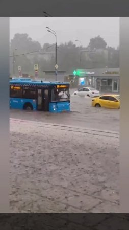 Метро «Молодёжная» и окрестности в Москве снова затопило — улицы ушли под воду, машины плывут