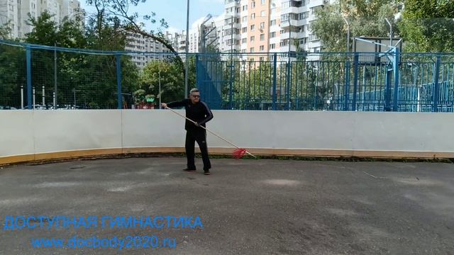 Упражнения с копьём на спортплощадке (6)