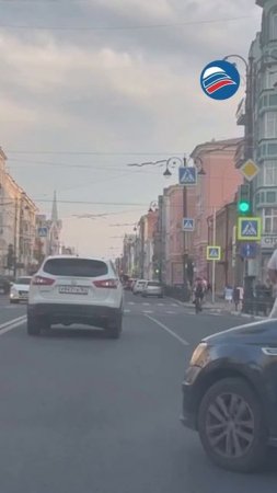 В Самаре мужчина на самокате вез женщину на плечах