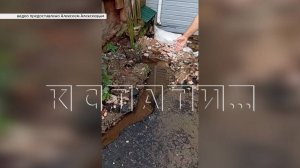 Плотины собственными силами строит жительница Дзержинска, чтобы её дом не затопило