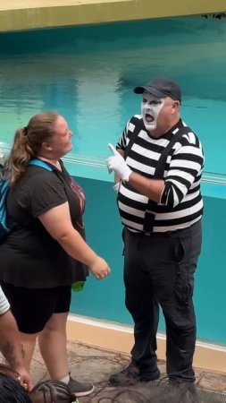 What happens next… is perfect 🤫🤣 Tom mime Seaworld #seaworldmime #tomthemime #funny #shorts