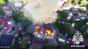 В Сочи сгорел многоквартирный садовый дом