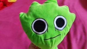 Играем в мягкую игрушку зеленого спрунки для детей