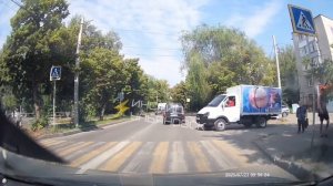 На Кузоватовской грузовик врезался в Датсун, который попускал пешехода