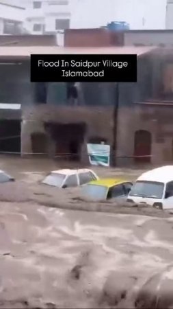 Мощный потоп сносит все на своем пути в пакистанской деревне Саидпур.